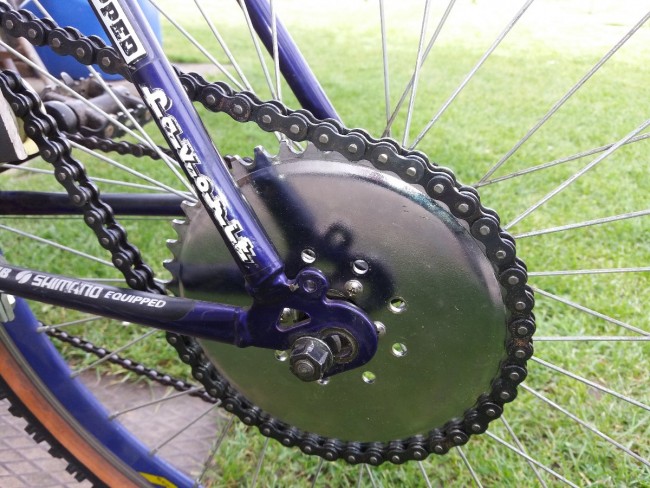 Taky jsem to našrouboval na ten držek na kotoučovku a super diry jsem provrtal podle brzdy