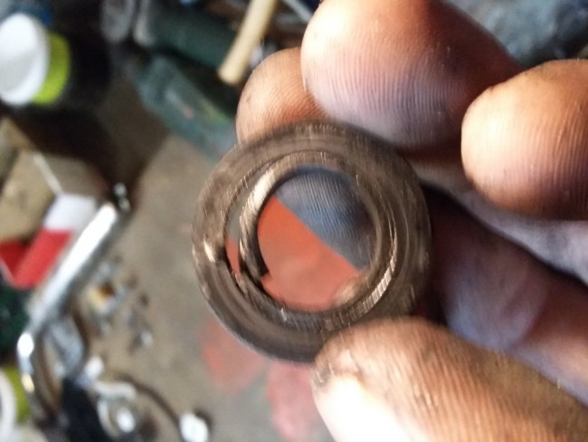 gufero po cca 700km. střílení do karbce atd