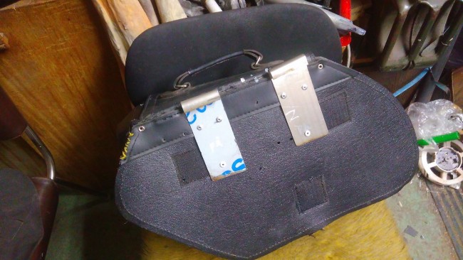 uchycení kožených tašek