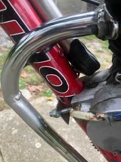 Úprava kolena výfuku u motoru