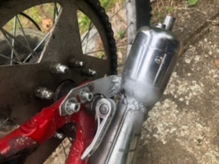 Uchycení tlumiče výfuku k rámu kola