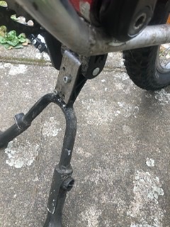 Detail úpravy stojanu přidán plocháč páč se stojan po nášlapu ohnul