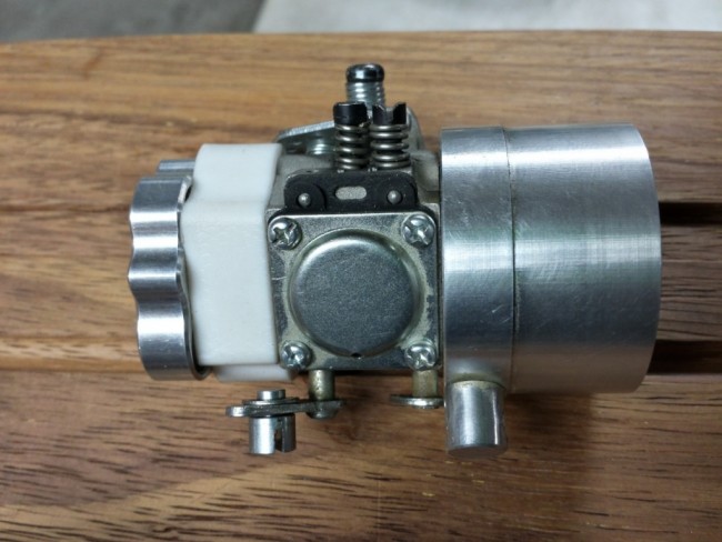 tady je bílá isolační podložka proti přehřátí membrány která se někdy zasekne a nemembránuje.