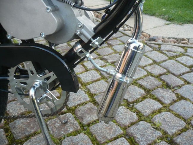 Druhý bod upevnění výfuku, dva štefty šroubů M6 se mně zdáli málo pro pomalu kilogramy výfuk.