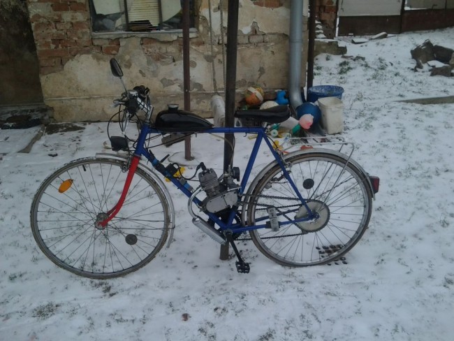 fanouš  snovim motorkem  i kabatem