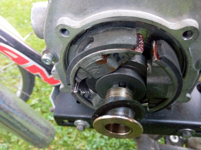 Prototo ji místo matky přitlačuje pozdro zvonu, jinak tam kloktá.