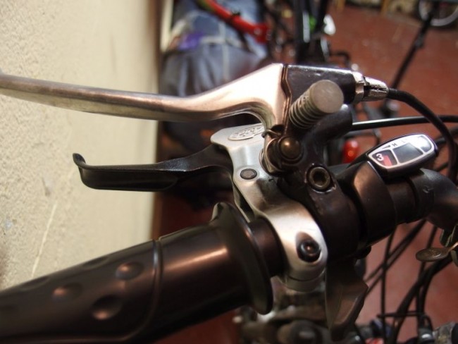 Levá - dlouhá spojka nahoře, přední brzda dole.