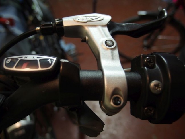 Pravá - plyn, zadní brzda a řazení v jediné možné poloze, aby vše fungovalo. I tak došlo na pilování páček.