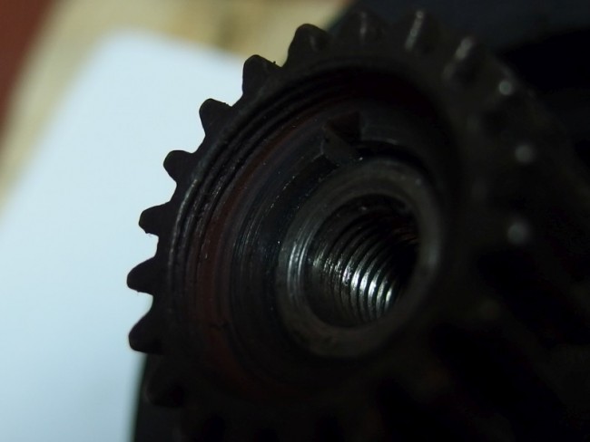 Patrný vnitřní závit na pastorku