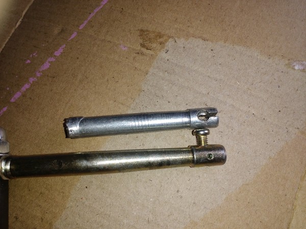 Nahoře - s drážkou (že je ulomená, toho si nevšímejte), dole ta "novinka".